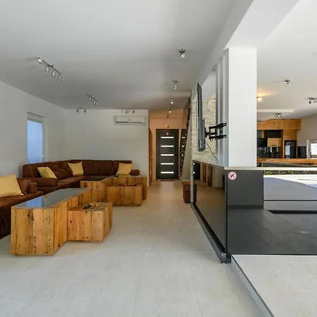 4 Bedroom Stunning In Holiday home
