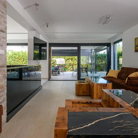 4 Bedroom Stunning In Holiday home Fazana