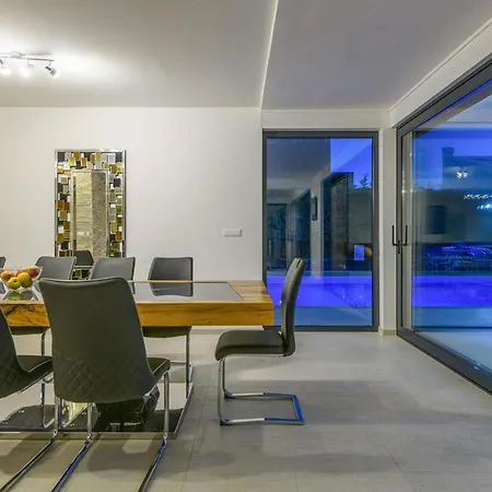 4 Bedroom Stunning In *