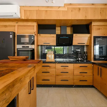 4 Bedroom Stunning In Holiday home Fazana