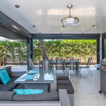 4 Bedroom Stunning In Holiday home