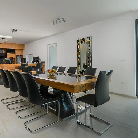 4 Bedroom Stunning In Holiday home Fazana