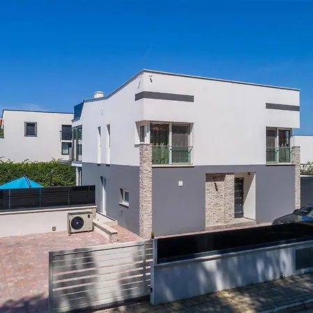 4 Bedroom Stunning In Holiday home *