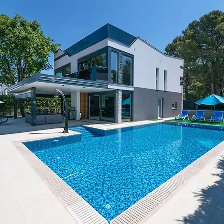 Holiday home 4 Bedroom Stunning In