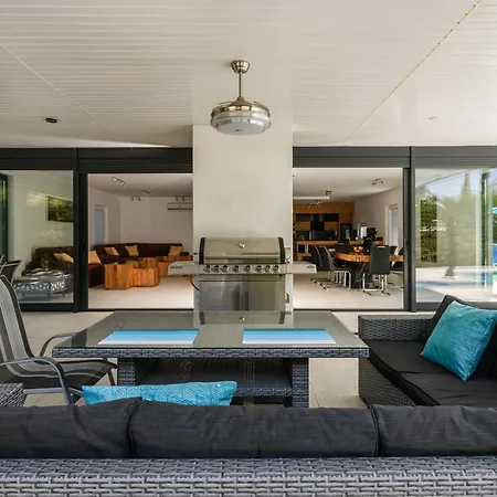 4 Bedroom Stunning In